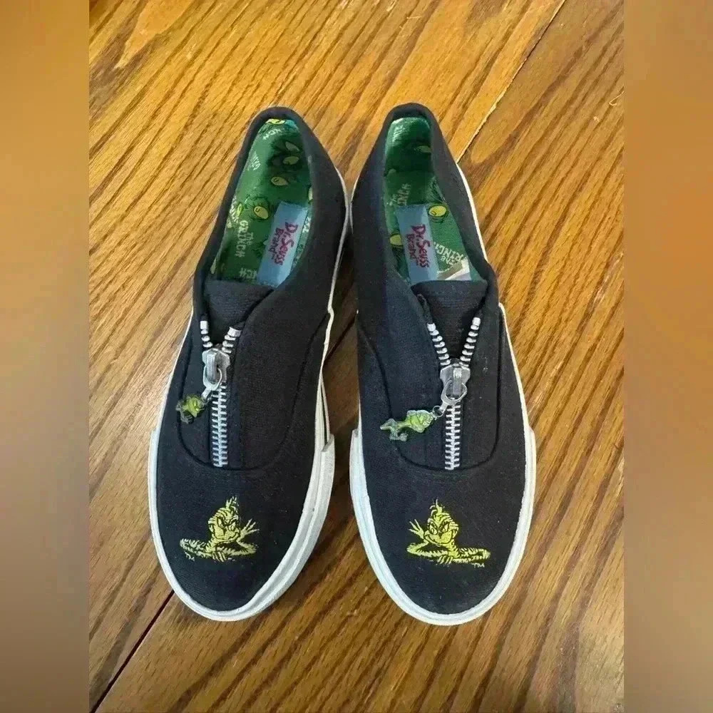 THE GRINCH, kids size 1 1/2 shoe, good used condition, grinch charm on zipper